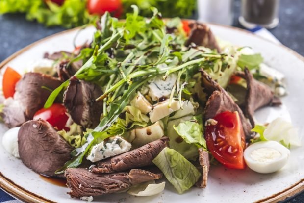 Salad with baked beef and blue cheese – a simple and delicious recipe, how to cook step by step