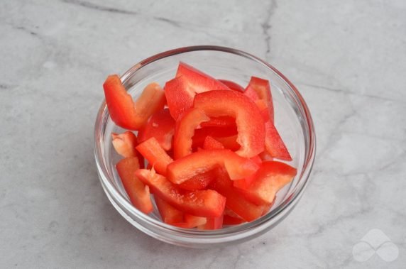 Peking Cabbage Salad with bell pepper and carrots: photo of recipe preparation, step 3