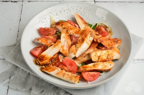 Vegetable salad with grilled chicken fillet: photo of recipe preparation, step 6