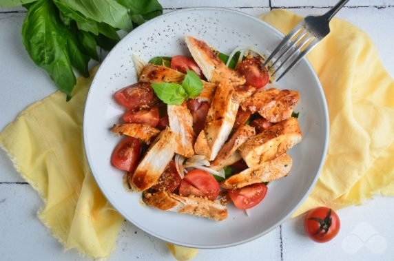 Vegetable salad with grilled chicken fillet: photo of recipe preparation, step 7