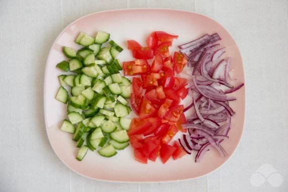 Salad with chickpeas, vegetables and feta: photo of recipe preparation, step 2