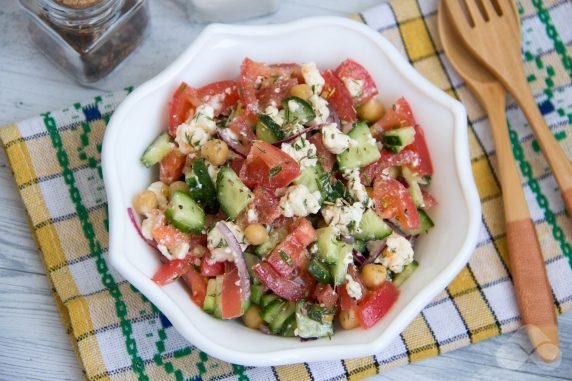 Salad with chickpeas, vegetables and feta: photo of recipe preparation, step 4