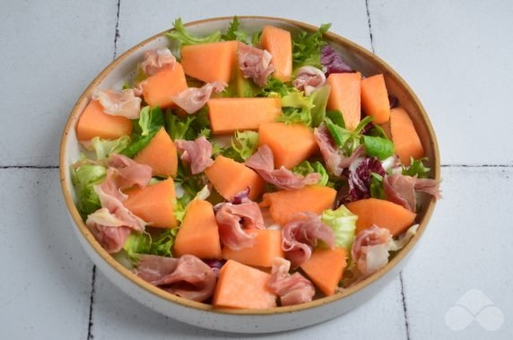 Salad with melon, prosciutto and goat cheese: photo of recipe preparation, step 2