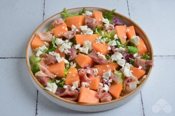 Salad with melon, prosciutto and goat cheese: photo of recipe preparation, step 3