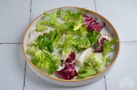 Salad with melon, prosciutto and goat cheese: photo of recipe preparation, step 1