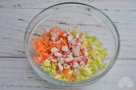 Dietary cabbage salad with carrots and crab sticks: photo of recipe preparation, step 2