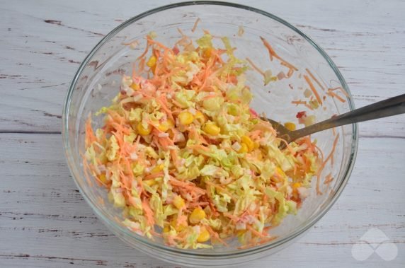 Dietary cabbage salad with carrots and crab sticks: photo of recipe preparation, step 3