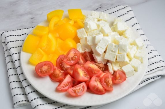 Greek salad with shrimp: photo of recipe preparation, step 2