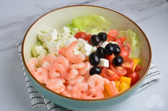 Greek salad with shrimp: photo of recipe preparation, step 5