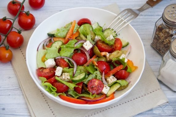 Greek salad with cherry tomatoes, feta and soy sauce: photo of recipe preparation, step 5