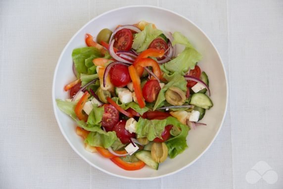 Greek salad with cherry tomatoes, feta and soy sauce: photo of recipe preparation, step 4