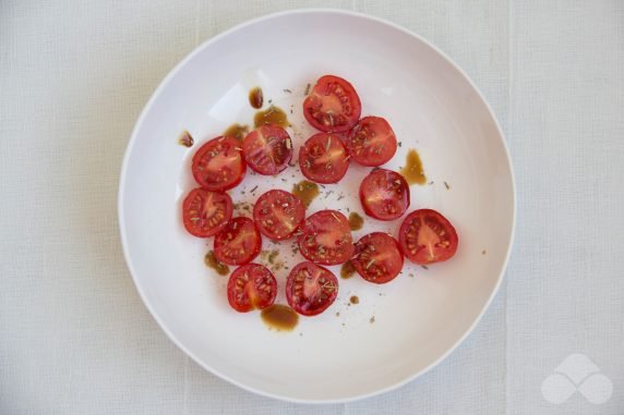 Greek salad with cherry tomatoes, feta and soy sauce: photo of recipe preparation, step 3