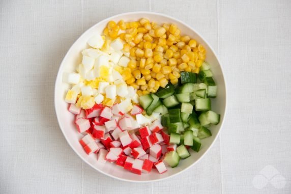 Crab salad without mayonnaise: photo of recipe preparation, step 2