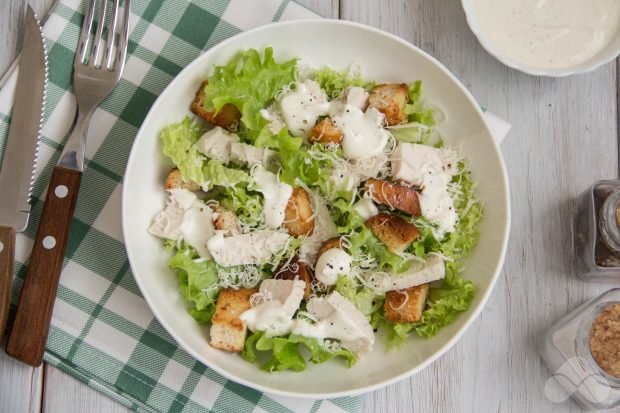 Caesar salad with yogurt