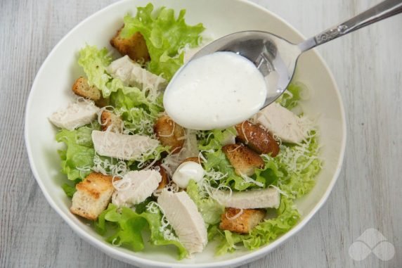 Caesar salad with yogurt: photo of recipe preparation, step 4