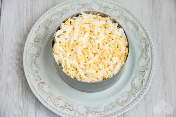 Puff salad with chicken and pickled mushrooms: photo of recipe preparation, step 5 Puff salad with chicken and pickled mushrooms: photo of recipe preparation, step 5