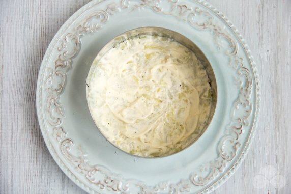 Puff salad with chicken and pickled mushrooms: photo of recipe preparation, step 3 Puff salad with chicken and pickled mushrooms: photo of recipe preparation, step 3