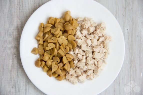 Puff salad with chicken and pickled mushrooms: photo of recipe preparation, step 1 Puff salad with chicken and pickled mushrooms: photo of recipe preparation, step 1