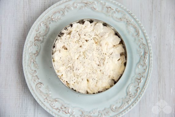 Puff salad with chicken and pickled mushrooms: photo of recipe preparation, step 4 Puff salad with chicken and pickled mushrooms: photo of recipe preparation, step 4