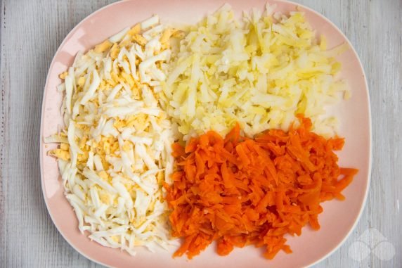 Puff salad with chicken and pickled mushrooms: photo of recipe preparation, step 2 Puff salad with chicken and pickled mushrooms: photo of recipe preparation, step 2