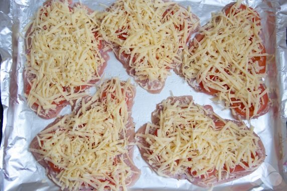 Turkey chops with tomatoes and cheese in the oven: photo of recipe preparation, step 7