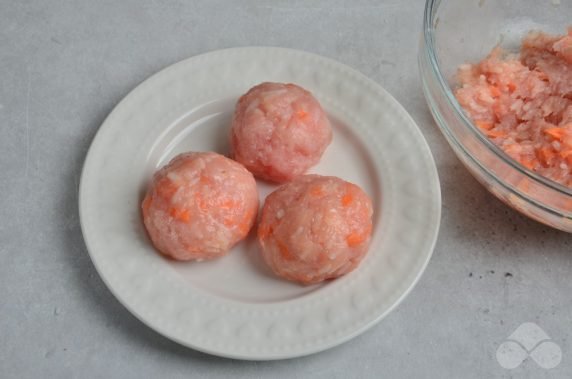 Meatballs in tomato and sour cream: photo of recipe preparation, step 2