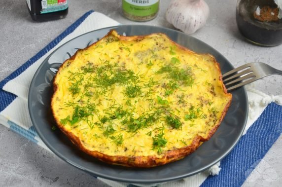 Omelet with herbs, oregano and garlic: photo of recipe preparation, step 5