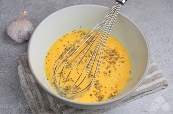 Omelet with herbs, oregano and garlic: photo of recipe preparation, step 2