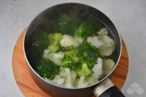 Omelette with salmon and cauliflower: photo of recipe preparation, step 3