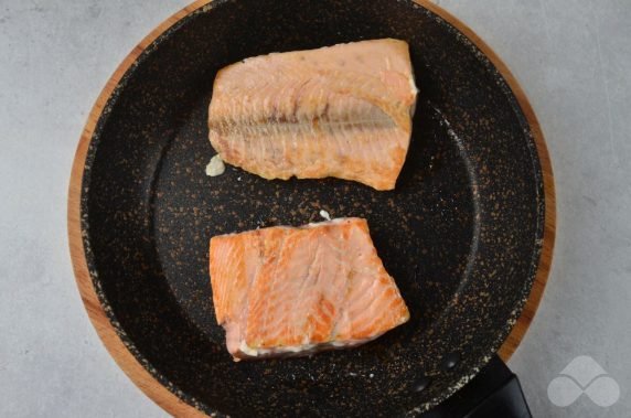 Omelette with salmon and cauliflower: photo of recipe preparation, step 2