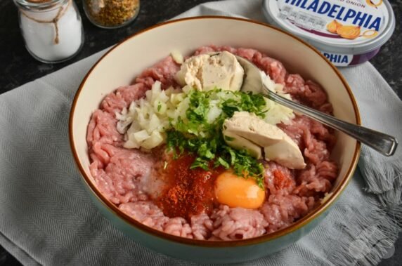 Pork cutlets with cottage cheese and herbs: photo of recipe preparation, step 2