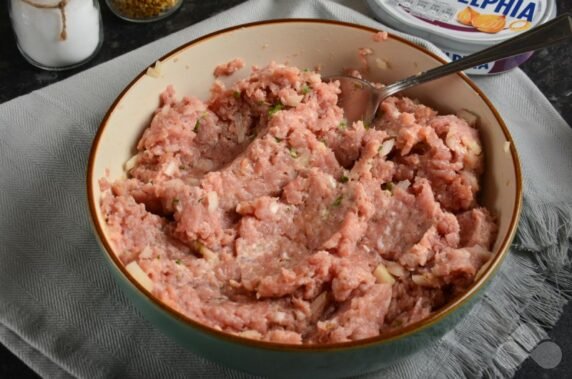 Pork cutlets with cottage cheese and herbs: photo of recipe preparation, step 3