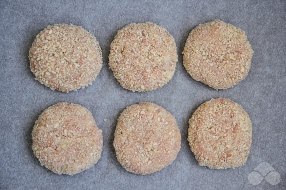 Breaded chicken cutlets in the oven: photo of recipe preparation, step 3