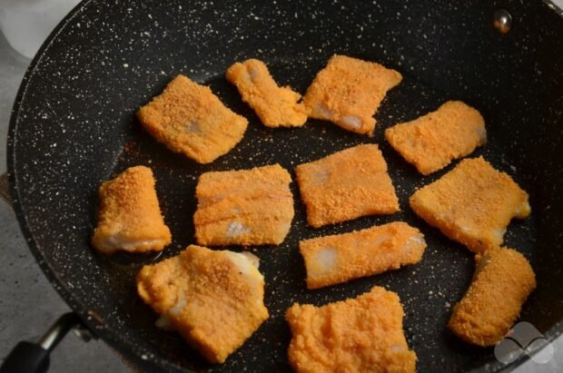 Pollock in breadcrumbs in a frying pan: photo of recipe preparation, step 5