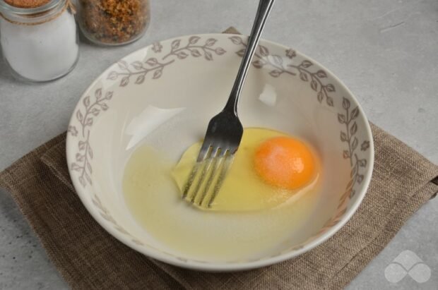 Pollock in breadcrumbs in a frying pan: photo of recipe preparation, step 2