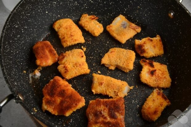 Pollock in breadcrumbs in a frying pan: photo of recipe preparation, step 6