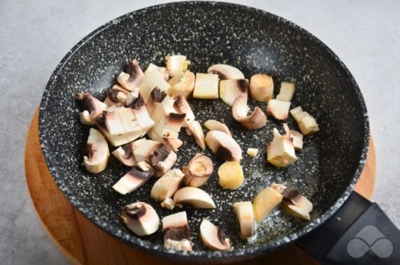 Spaghetti in sauce with mushrooms and cheese: photo of recipe preparation, step 1