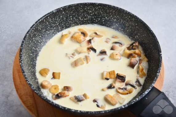 Spaghetti in sauce with mushrooms and cheese: photo of recipe preparation, step 2