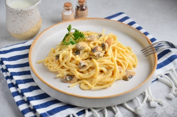 Spaghetti in sauce with mushrooms and cheese – a simple and delicious recipe with photos (step by step)