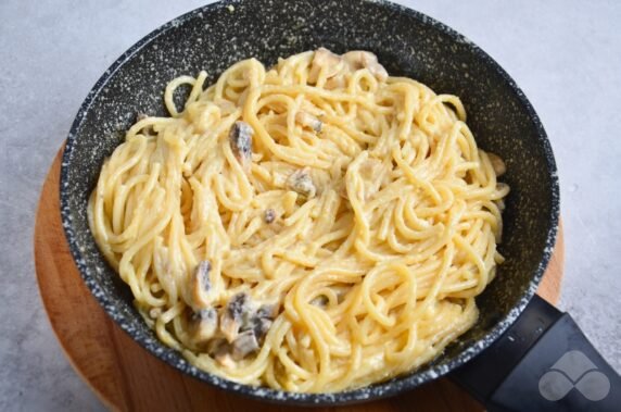 Spaghetti in sauce with mushrooms and cheese: photo of recipe preparation, step 4