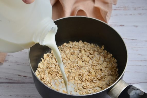 Children's oatmeal with banana: photo of recipe preparation, step 2