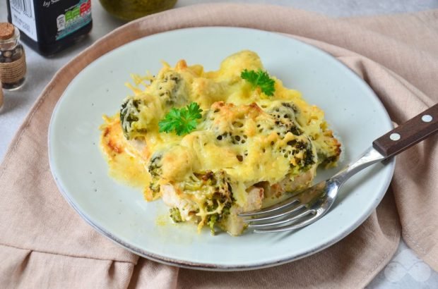 Chicken with broccoli under cheese – a simple and delicious recipe with photos (step by step)