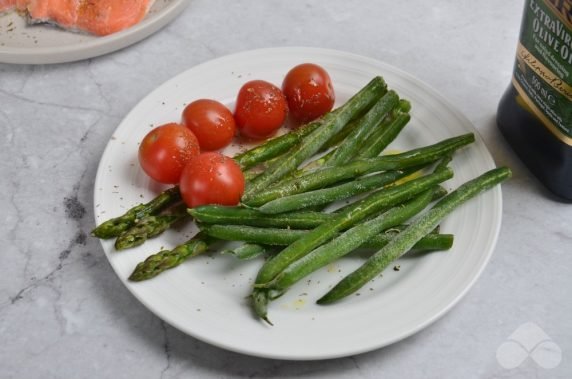 Salmon with vegetables on an electric grill: photo of recipe preparation, step 2