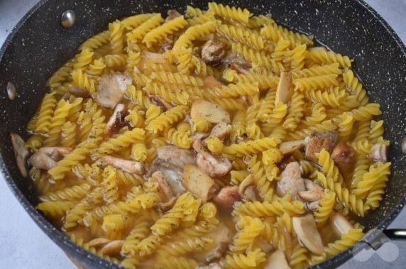 Pasta with mushrooms and bacon: photo of recipe preparation, step 2