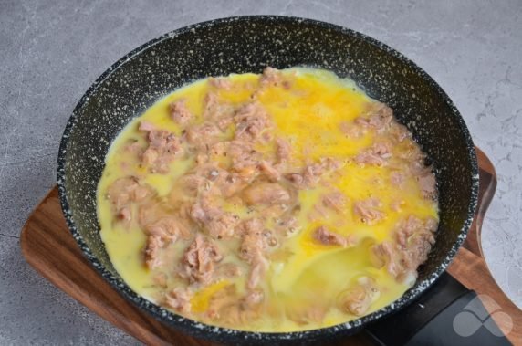 Omelet with tuna and herbs: photo of recipe preparation, step 3