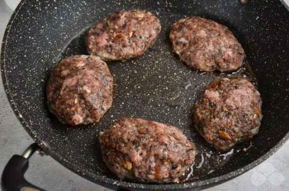 Pork cutlets with mushrooms in tomato sauce: photo of recipe preparation, step 4