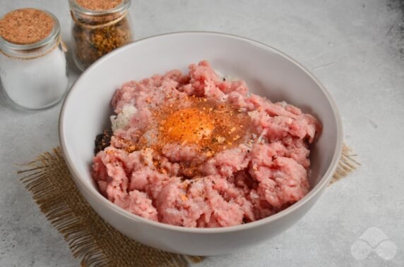 Pork cutlets with mushrooms in tomato sauce: photo of recipe preparation, step 3