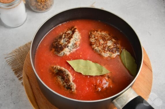 Pork cutlets with mushrooms in tomato sauce: photo of recipe preparation, step 5