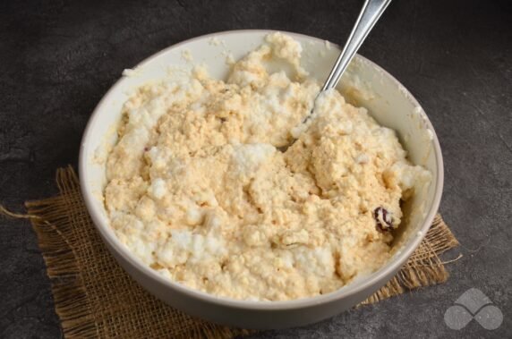 Cottage cheese casserole with cranberries and spelt flour: photo of recipe preparation, step 4