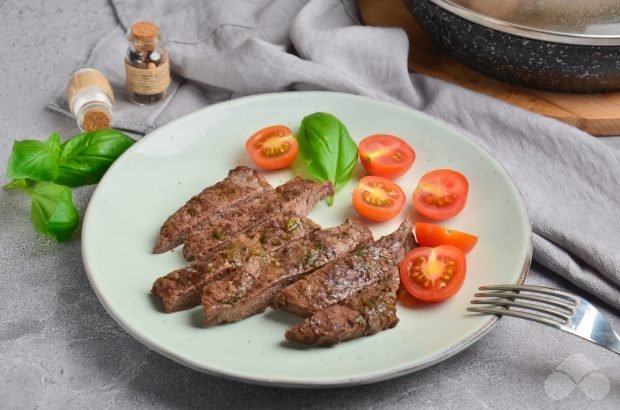 Beef steak in a frying pan – a simple and delicious recipe with photos (step by step)